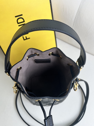 フェンディバッグ角部分ディテール